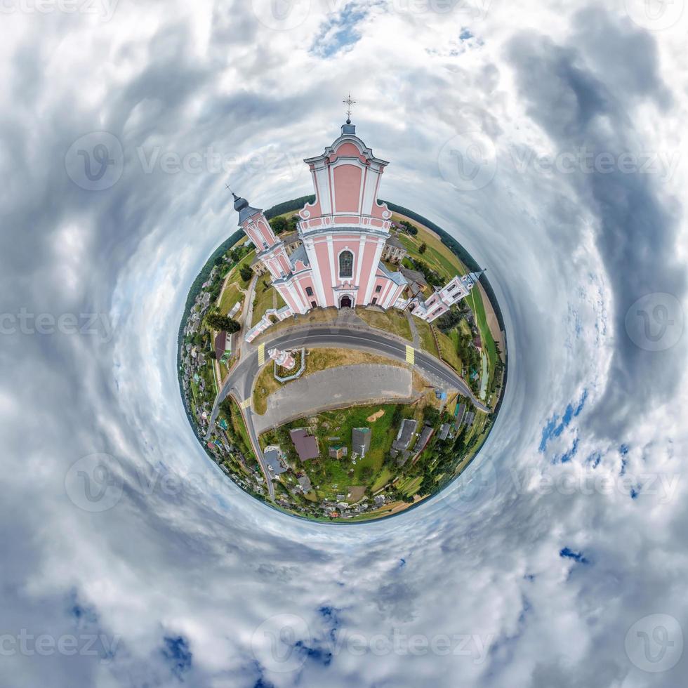 pequeño planeta transformación de panorama esférico 360 grados. antena abstracta esférica en la iglesia. curvatura del espacio. foto