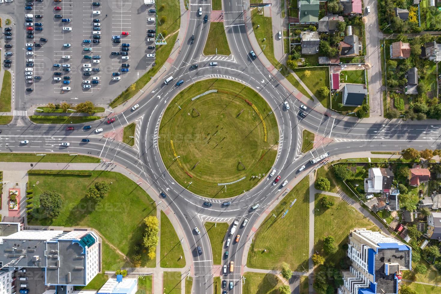 vista aérea del enorme cruce de carreteras de la autopista con mucho tráfico en la ciudad foto