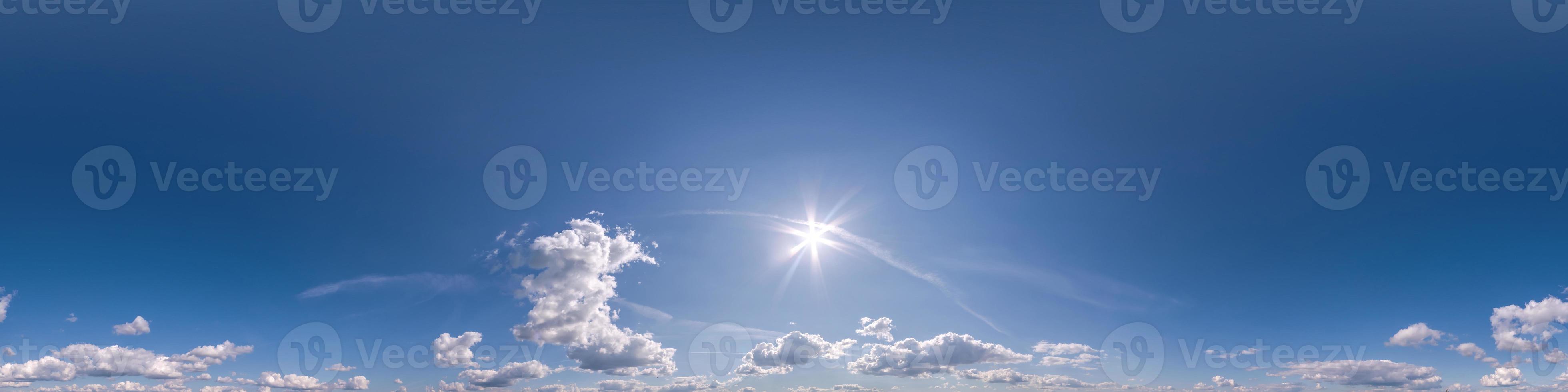 cielo azul claro transparente hdri 360 vista panorámica con cenit y hermosas nubes para usar en gráficos 3d como reemplazo del cielo y cúpula del cielo o editar toma de drones foto