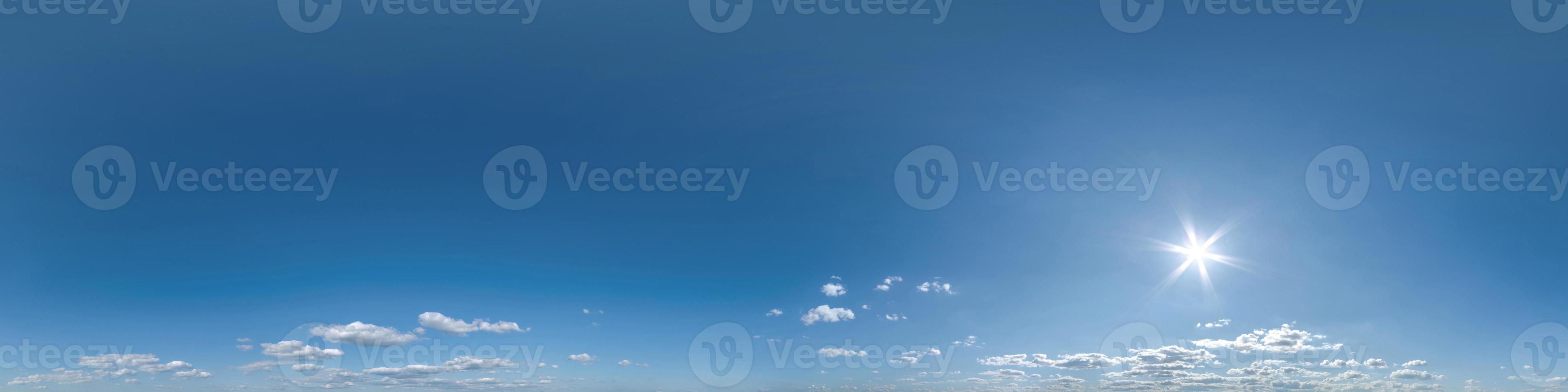 cielo azul claro transparente hdri 360 vista panorámica con cenit y hermosas nubes para usar en gráficos 3d como reemplazo del cielo y cúpula del cielo o editar toma de drones foto