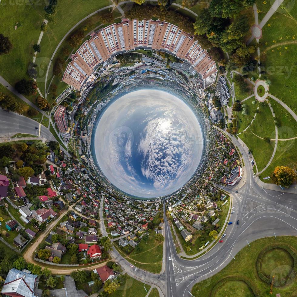 esfera azul en el interior con vistas al casco antiguo, al desarrollo urbano, a los edificios históricos y al cruce con los coches. transformación del panorama esférico 360 en vista aérea abstracta. foto