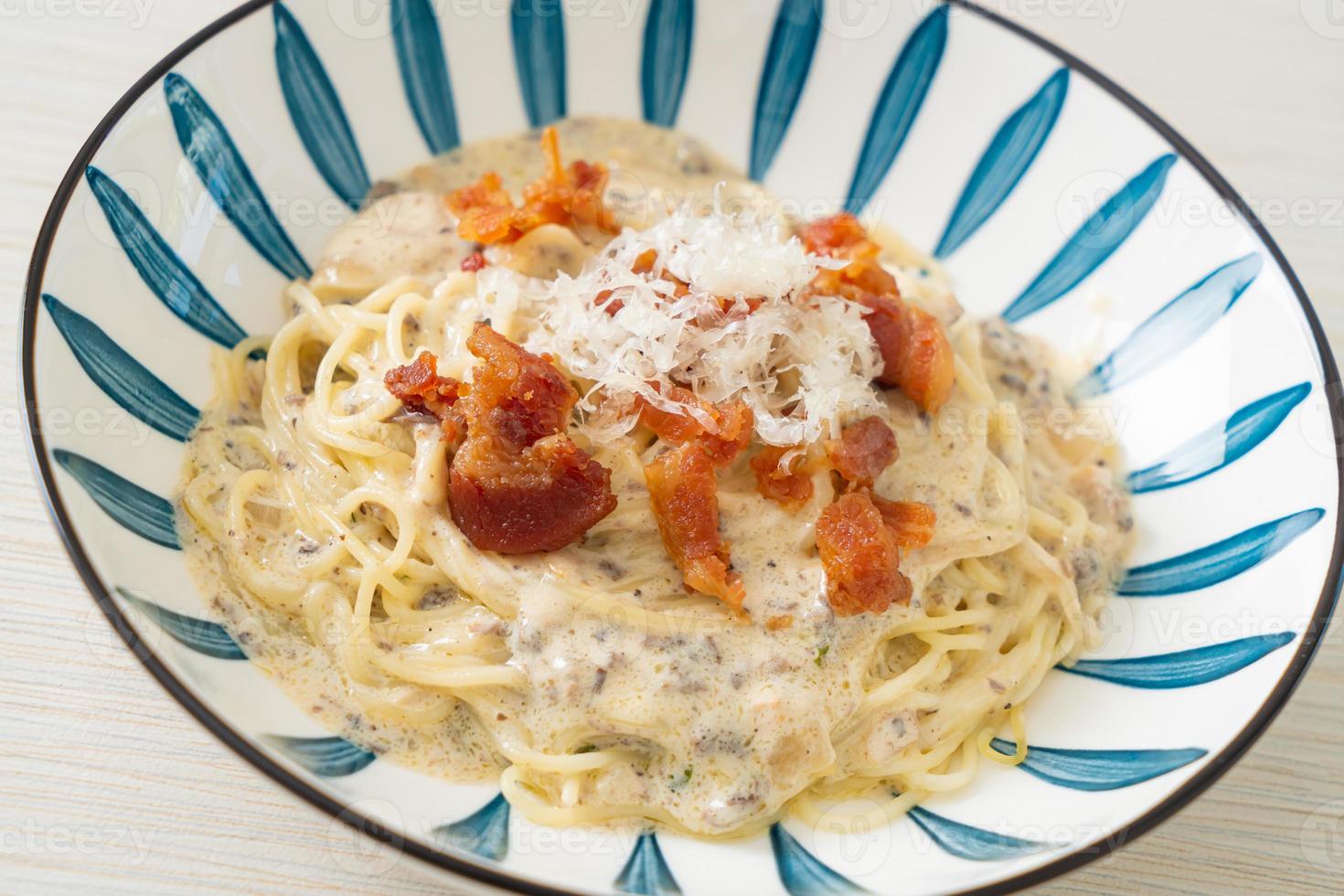 espaguetis con salsa de crema de trufa y champiñones foto