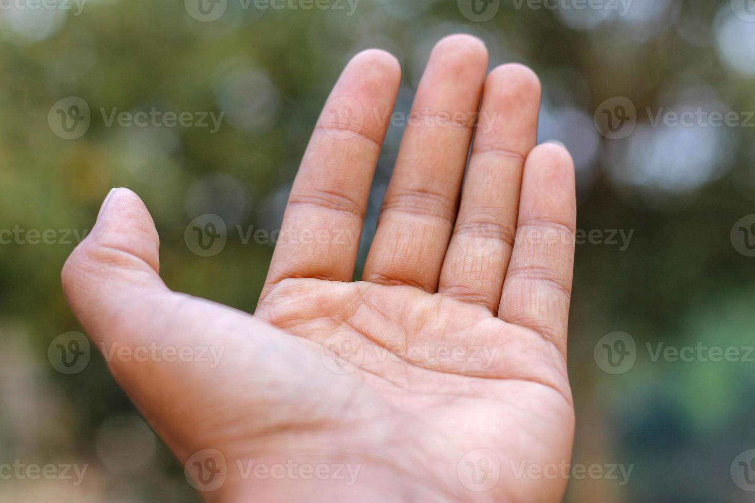 mano abierta del hombre foto