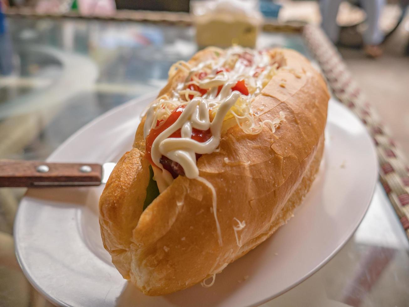 cierre la recarga de sándwich con mayonesa y salsa de tomate en el restaurante de desayuno y cafetería en el centro de vangvieng por la mañana. ciudad de vangvieng, la famosa ciudad de destino de vacaciones en lao. foto