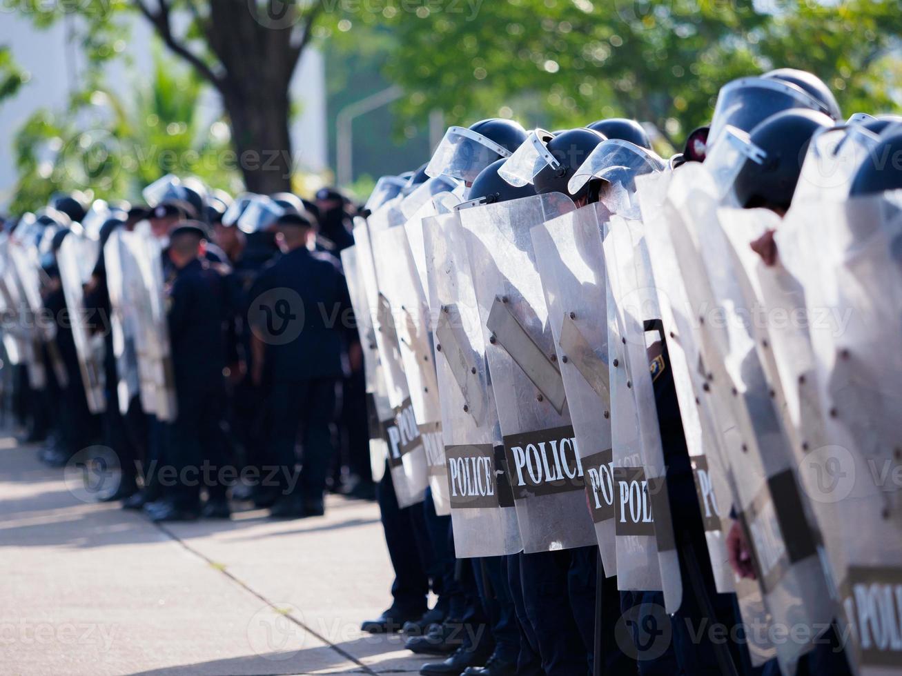 La policía de control de multitudes practica usando escudos y bastones. foto