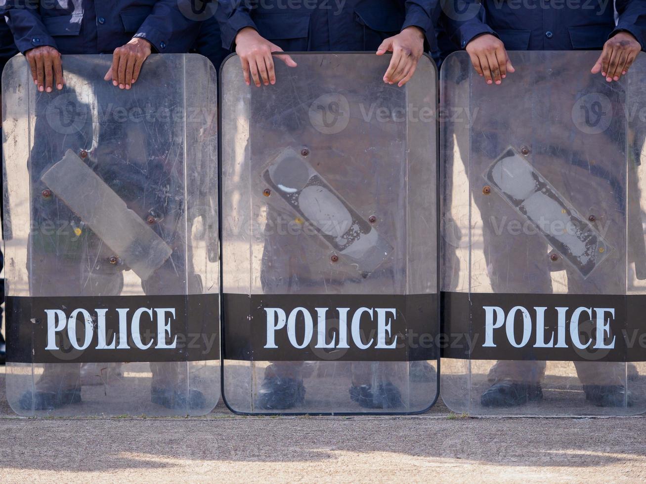 La policía de control de multitudes practica usando escudos y bastones. foto