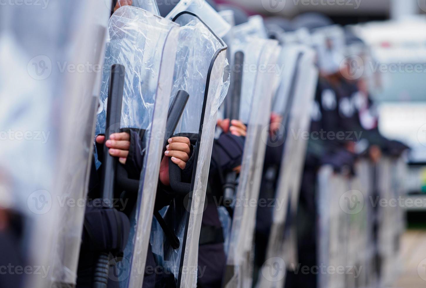 La policía de control de multitudes practica usando escudos y bastones. foto