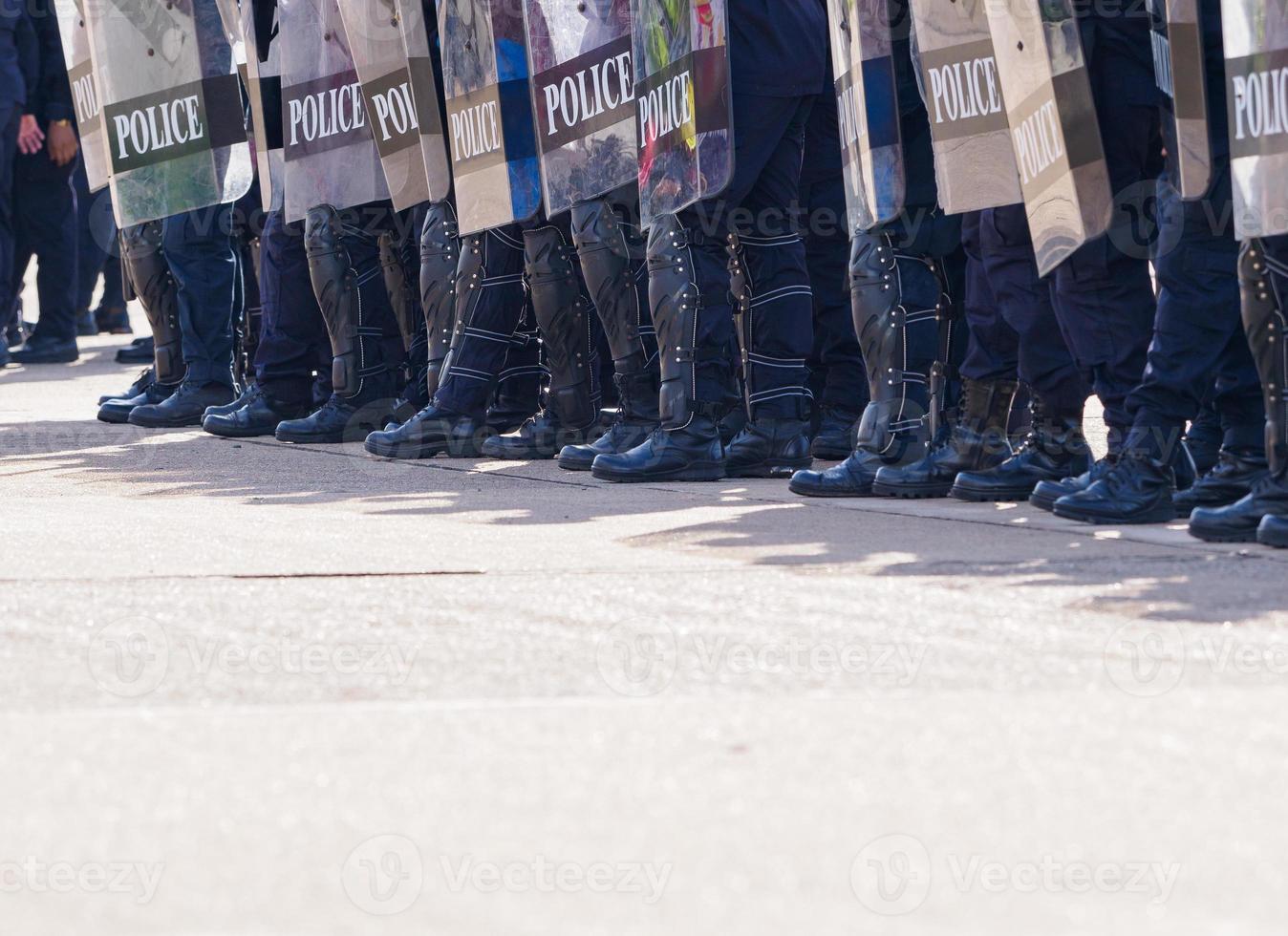La policía de control de multitudes practica usando escudos y bastones. foto