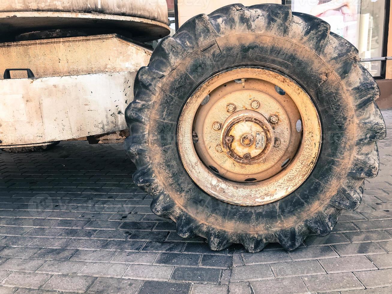 potentes ruedas grandes con banda de rodadura y neumáticos de equipos de construcción fuera de carretera, tractores, automóviles foto