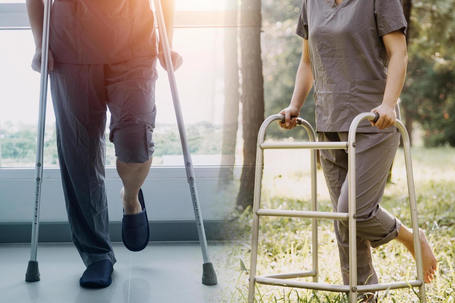 joven fisioterapeuta asiática que trabaja con una anciana caminando con un andador foto