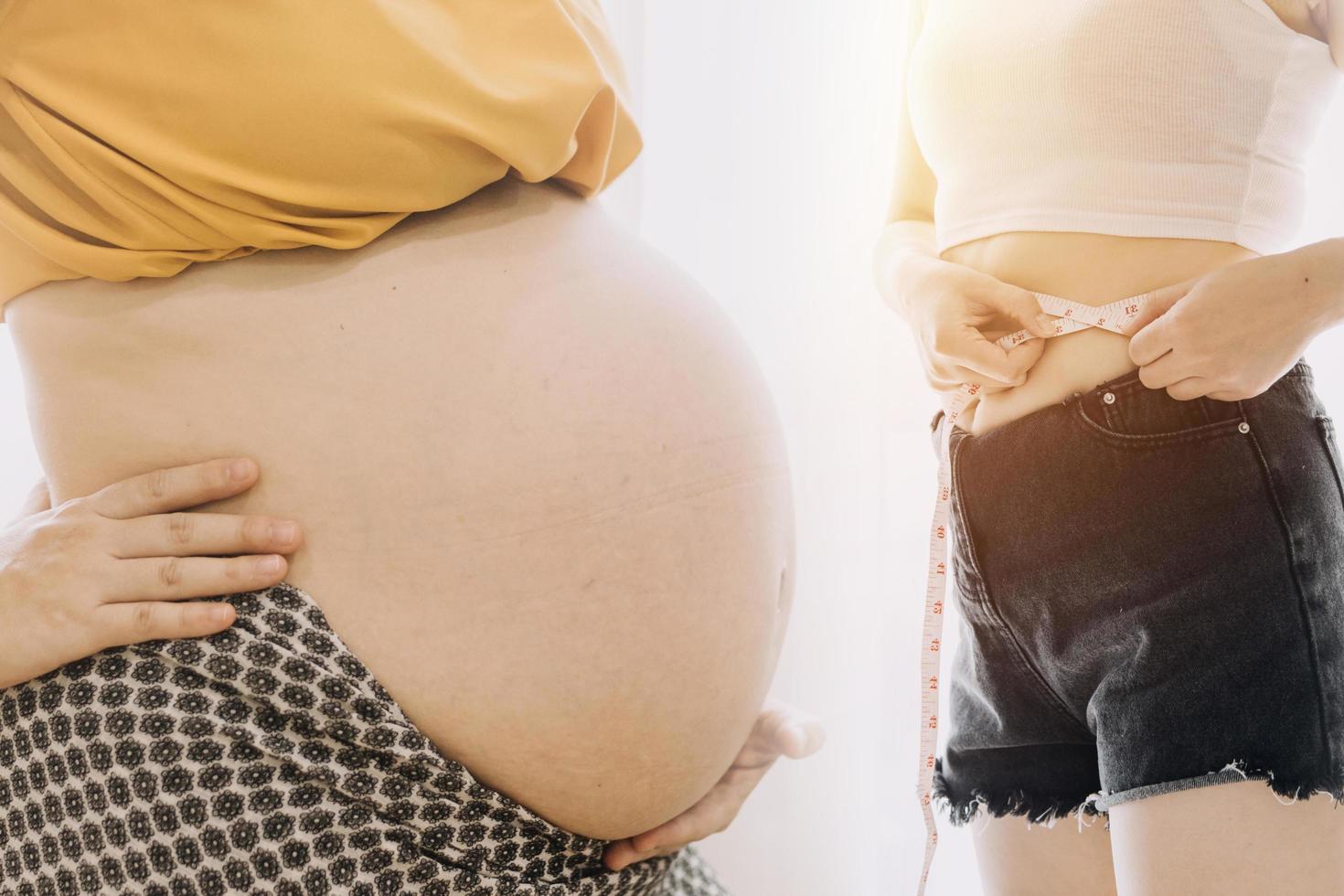 hermosa mujer gorda con cinta métrica usa su mano para exprimir el exceso de grasa que está aislado en un fondo blanco. ella quiere perder peso, el concepto de cirugía y descomponer grasa bajo el foto