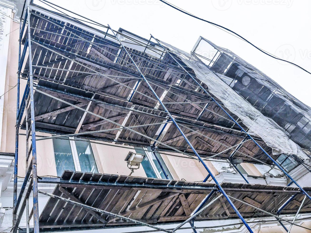 trabajos de reparación en la fachada del edificio con la ayuda de andamios de madera, estructuras, restauración de la antigua casa foto