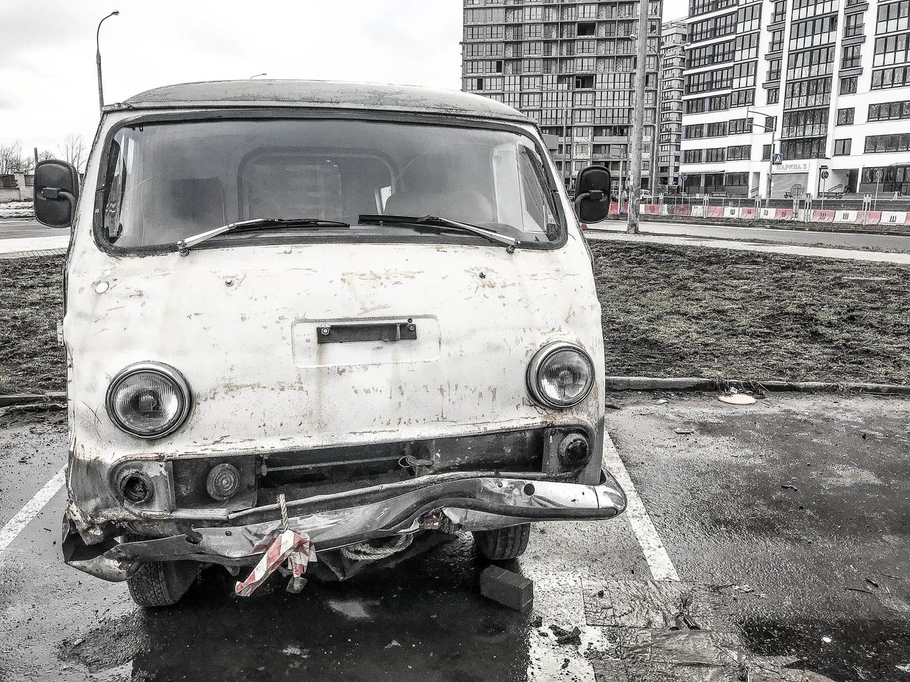 viejo minibús de coche redondo de metal oxidado oxidado hipster vintage retro para hippies de los años 60, 70, 80, 90, 2000 foto