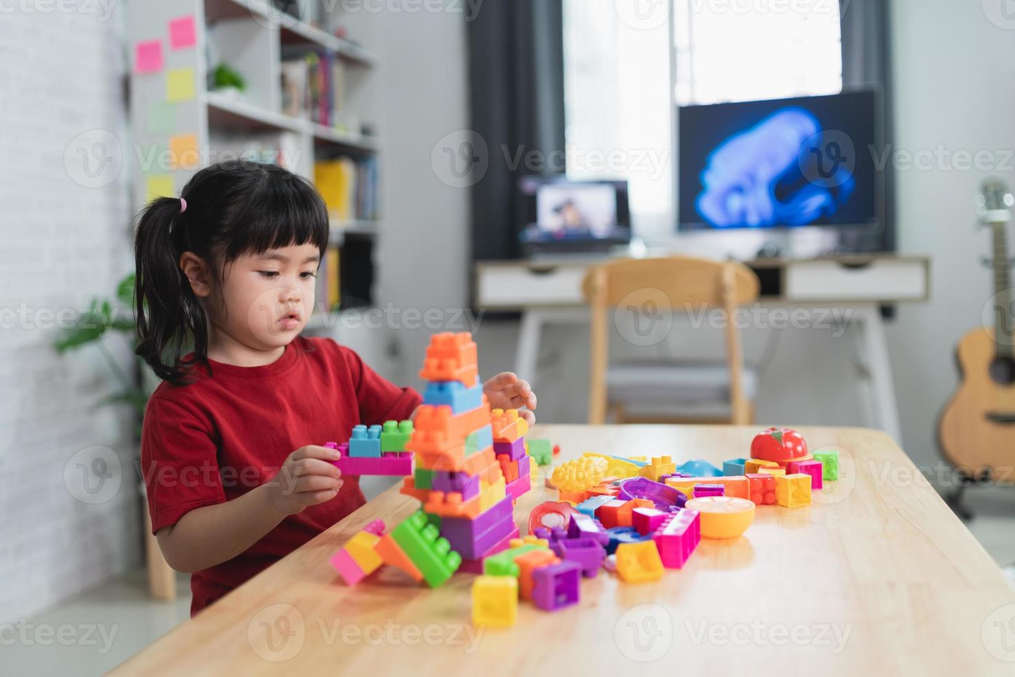 Cute Little Asian 2 - 3 Anos De Idade Criança Menino Criança Se Divertindo  Brincando Com Blocos De Plástico Coloridos Dentro De Casa No Jogo Escola /  Creche / Sala De Estar