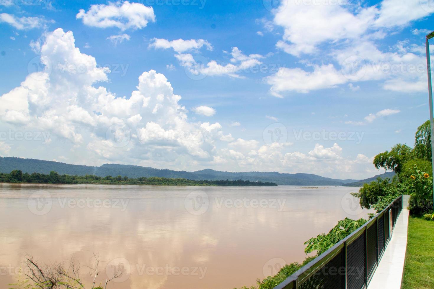 la vista del río mekong desde un jardín a lo largo del río mekong verá montañas y nubes blancas de niebla como fondo foto