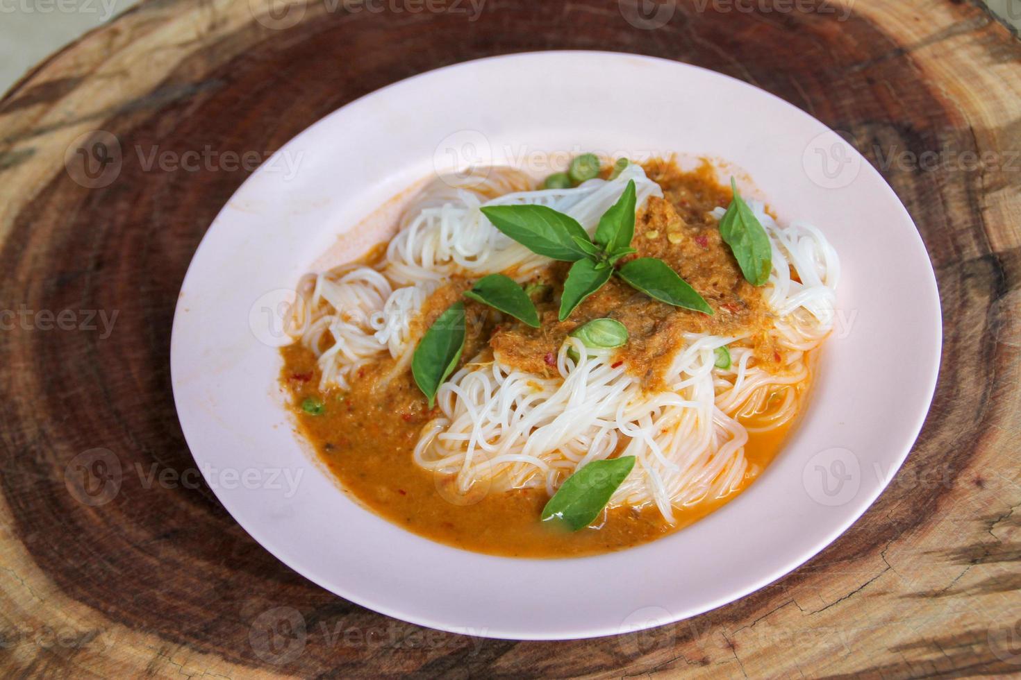 Fideos de arroz tailandés al vapor con curry rojo y vegetales foto