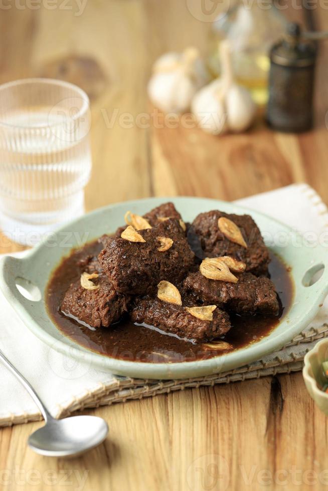 semur daging sapi o estofado de ternera, menú popular indonesio durante idul adha con sabor dulce y salado. foto