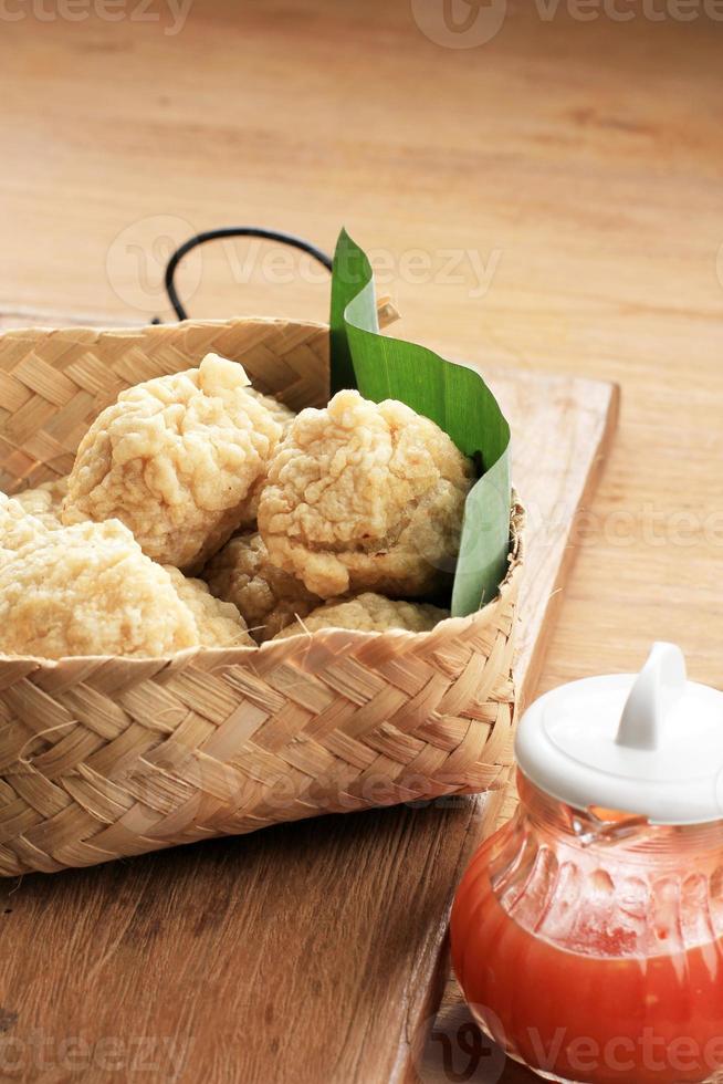 bakso goreng o albóndigas fritas. hecho de pollo, carne o camarones con harina. servido con salsa picante foto