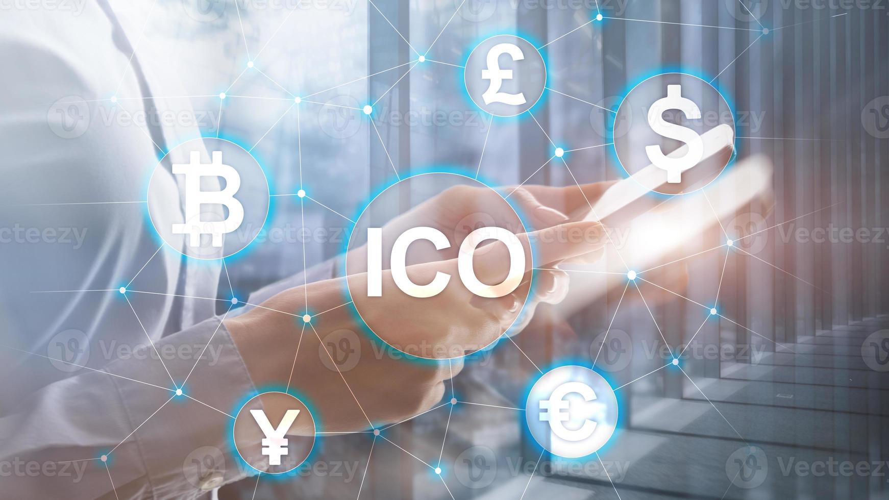 ico: oferta inicial de monedas, blockchain y concepto de criptomoneda en el fondo borroso del edificio empresarial. foto