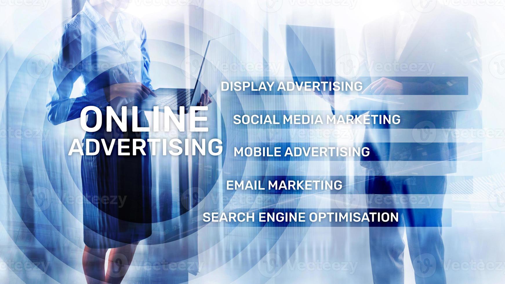 publicidad online, marketing digital. concepto de negocios y finanzas en pantalla virtual. foto