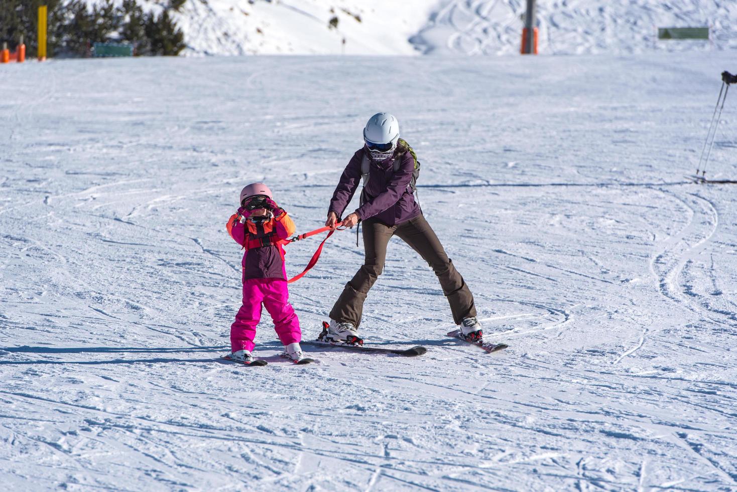 madre con su hijo esquiando en los pirineos en la estación de esquí de grandvalira en andorra en tiempos de covid19 foto