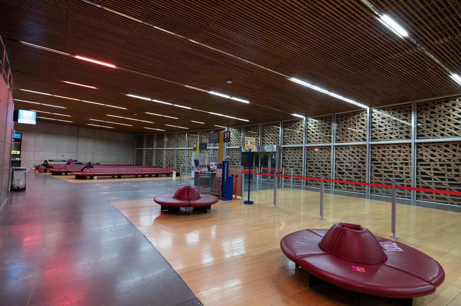 sala de espera en el aeropuerto de toulouse blagnac en francia en el verano de 2022. foto