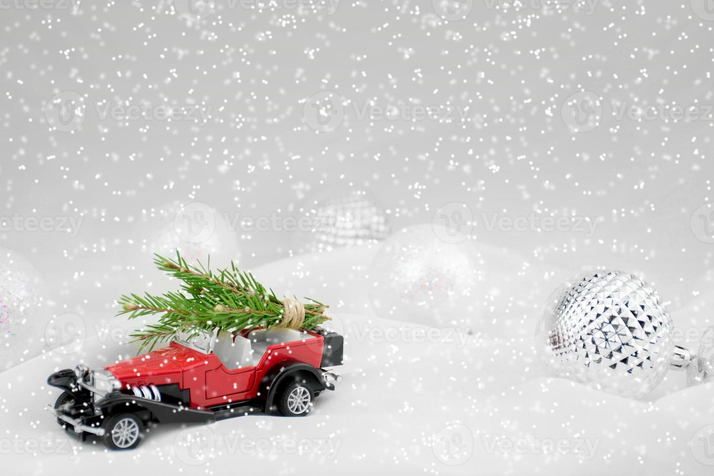 una tarjeta de Navidad o un cartel. coche rojo, nieve, regalos, purpurina. fondo de bokeh fabuloso borroso foto