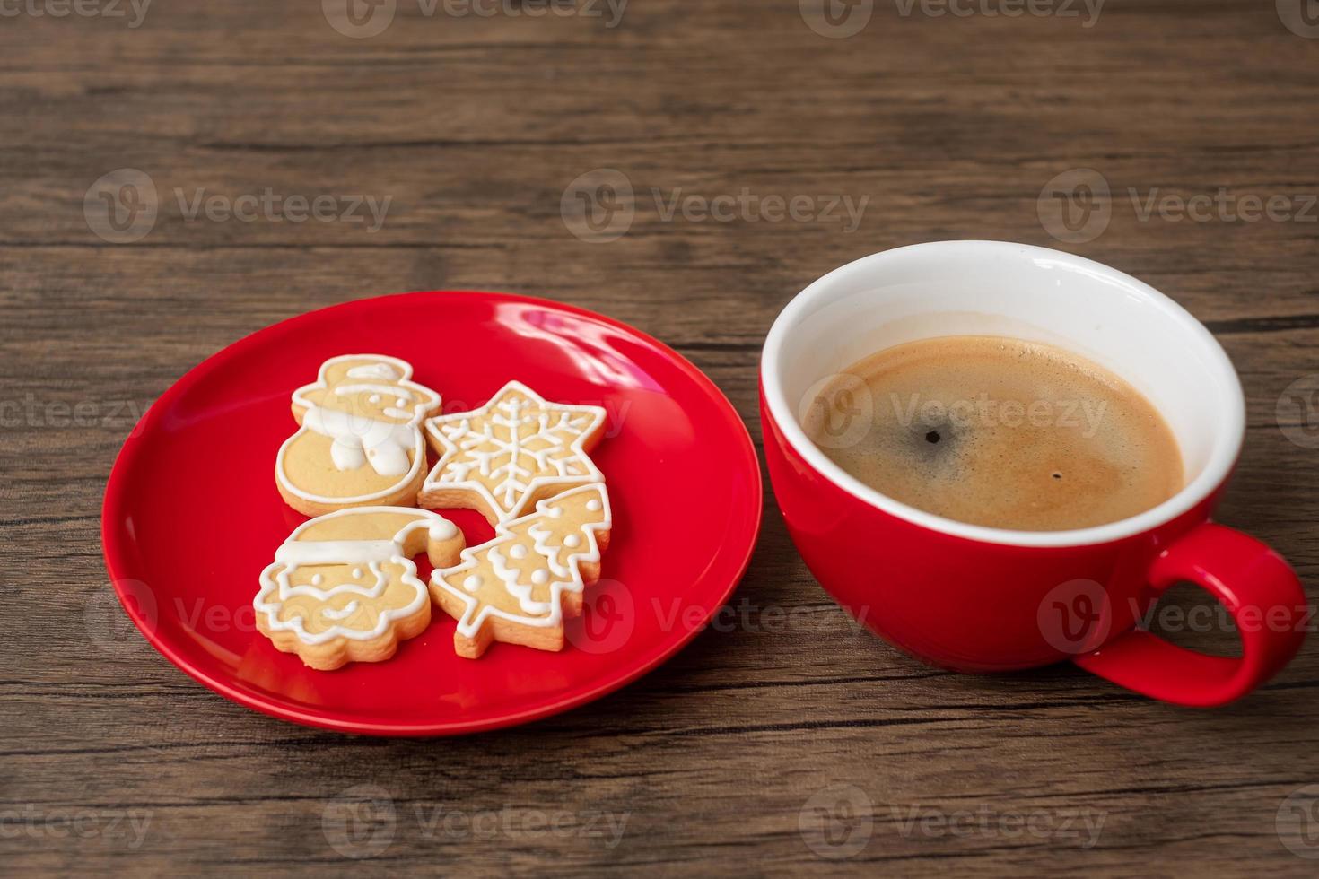 feliz navidad con galletas caseras y taza de café sobre fondo de mesa de madera. concepto de víspera de navidad, fiesta, vacaciones y feliz año nuevo foto