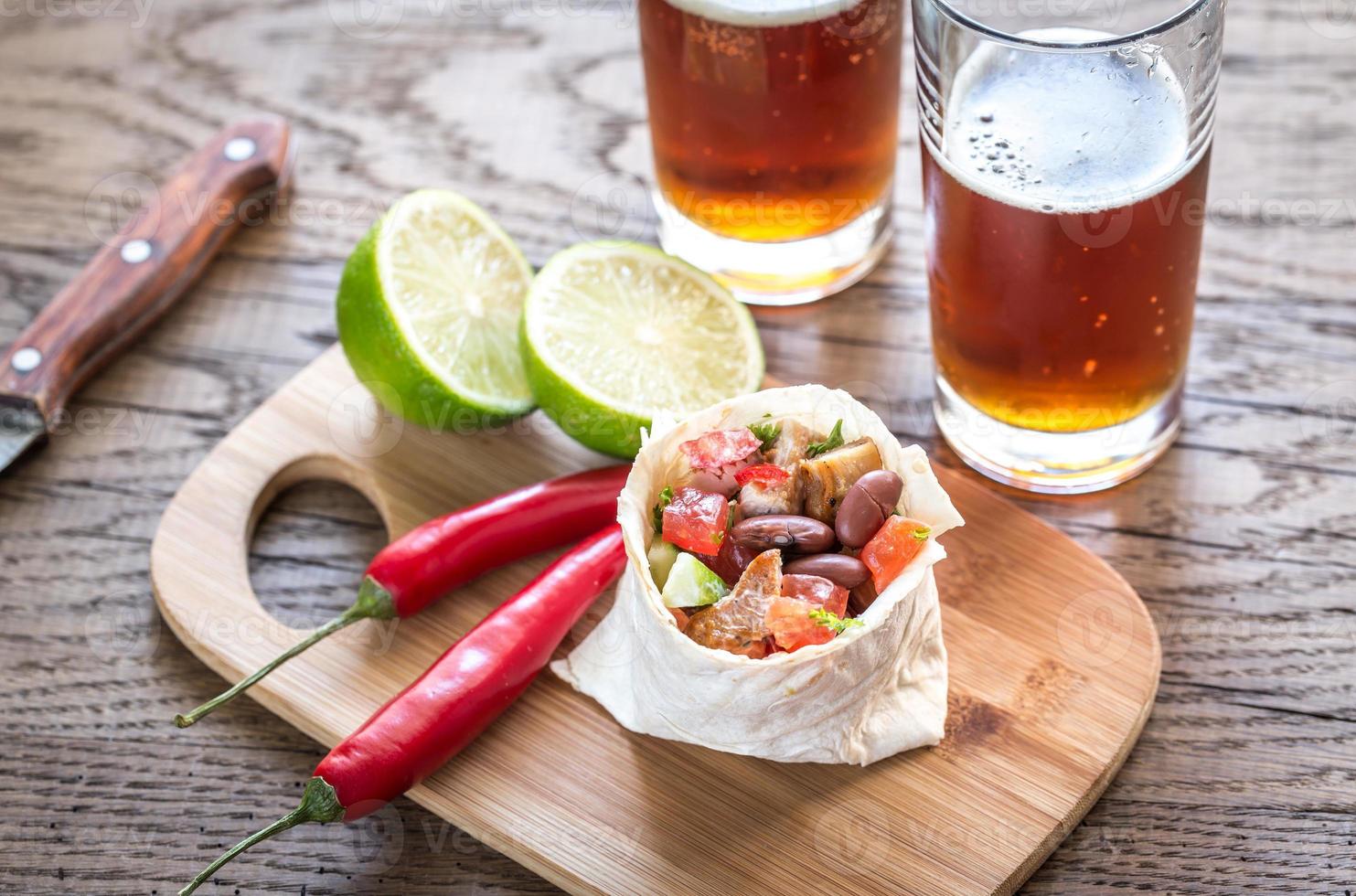 burrito de pollo con vasos de cerveza foto