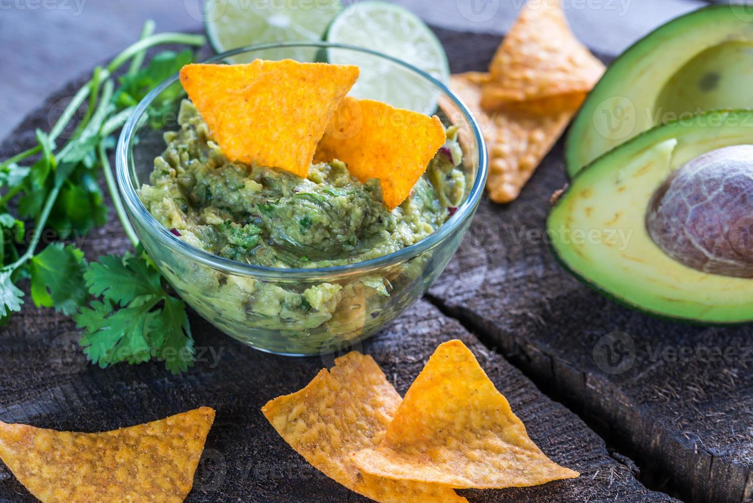 guacamole con chips de tortilla foto