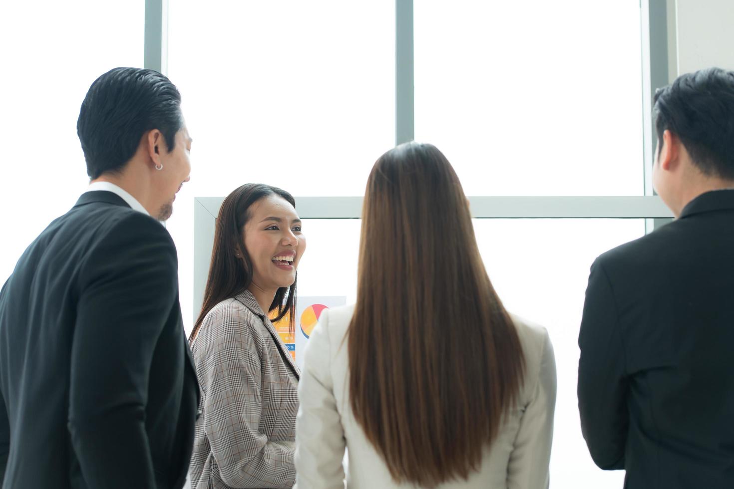 jóvenes empresarios en asia organizan reuniones para generar ideas y revisar información en tableros de vidrio foto