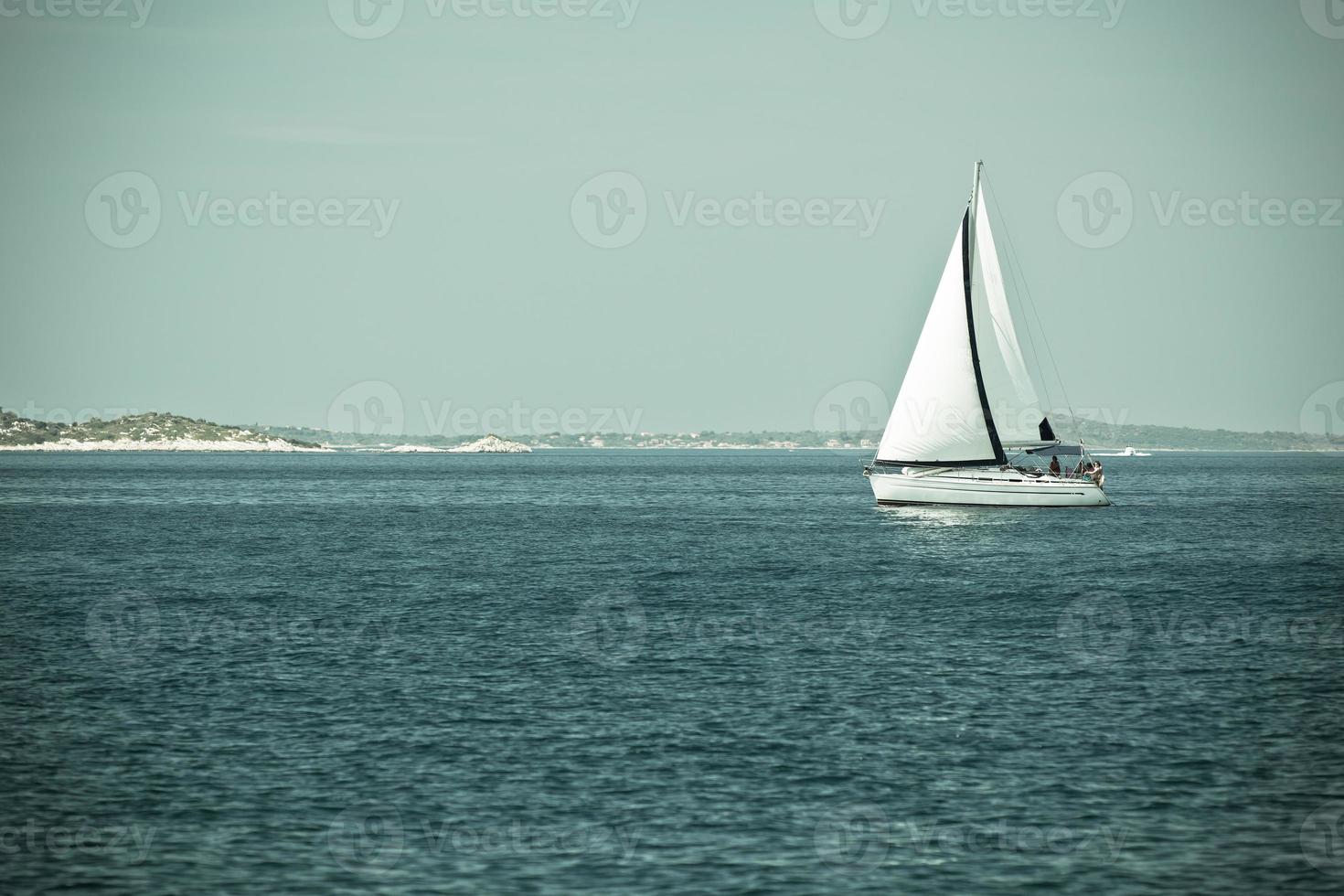 yate de recreo en el mar adriático foto