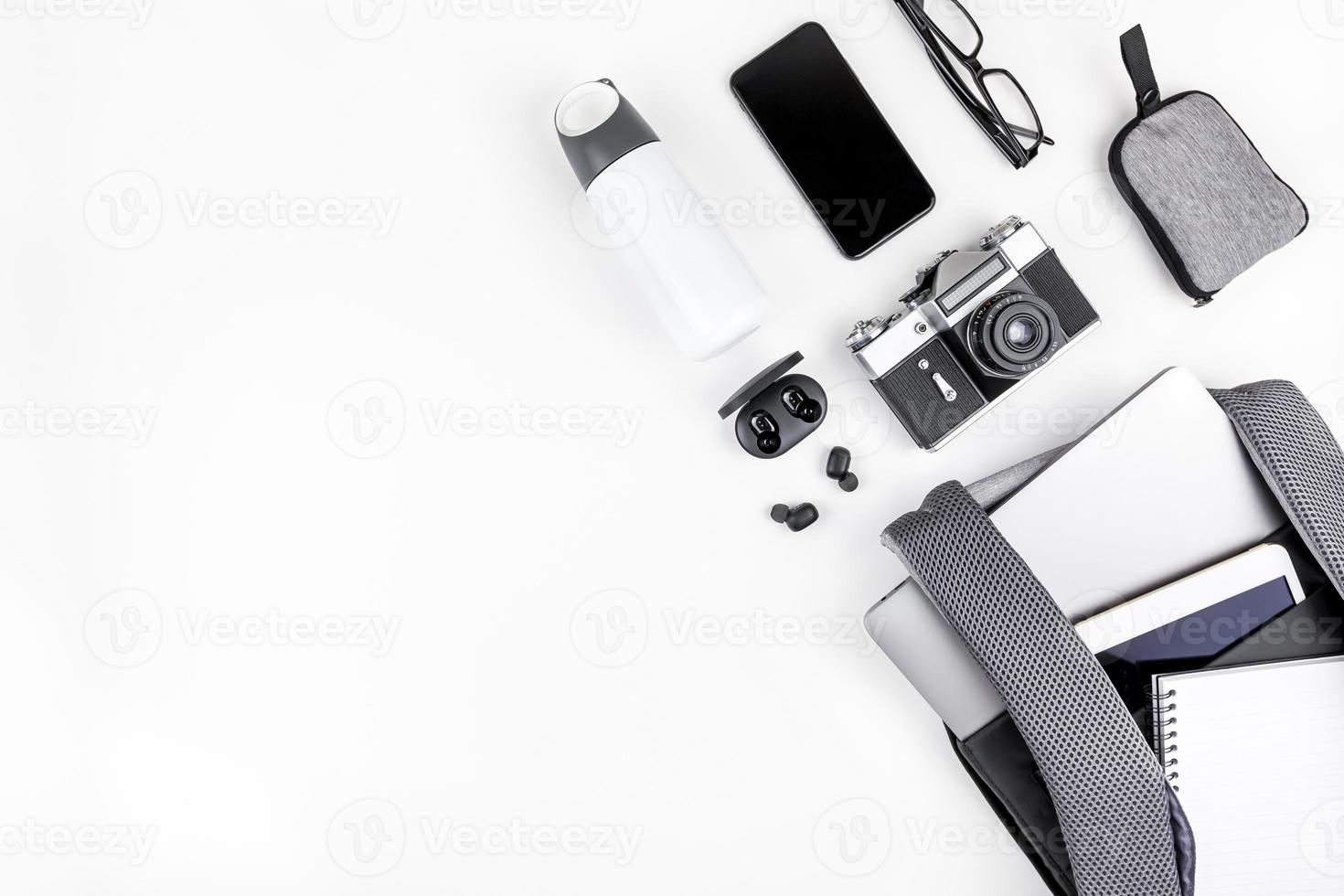 mochila moderna con portátil y tablet en el interior foto