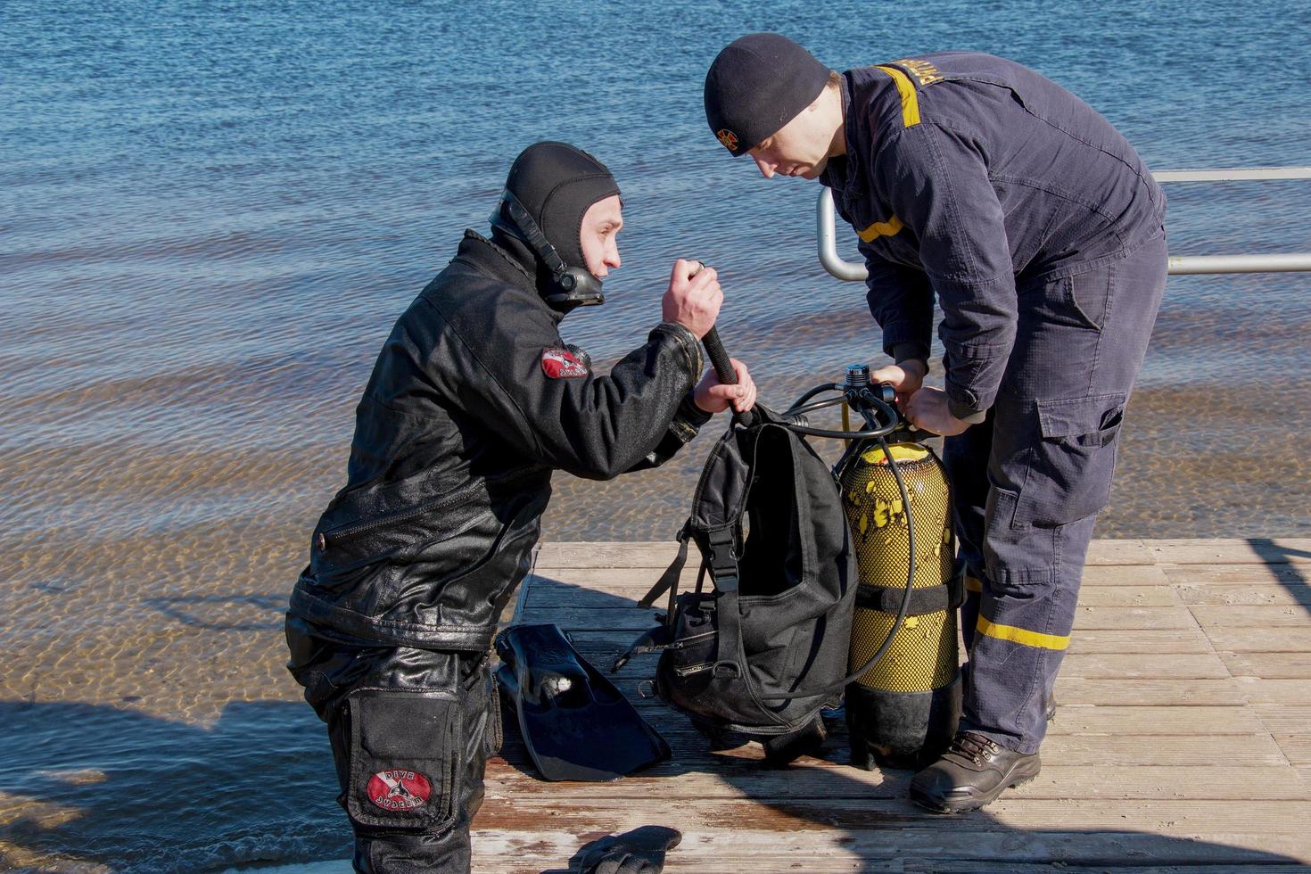 dnepropetrovsk, ucrania, río dnieper - 02.21.2022 buceador profesional cerca de la costa del río. buceo comercial. invierno. foto