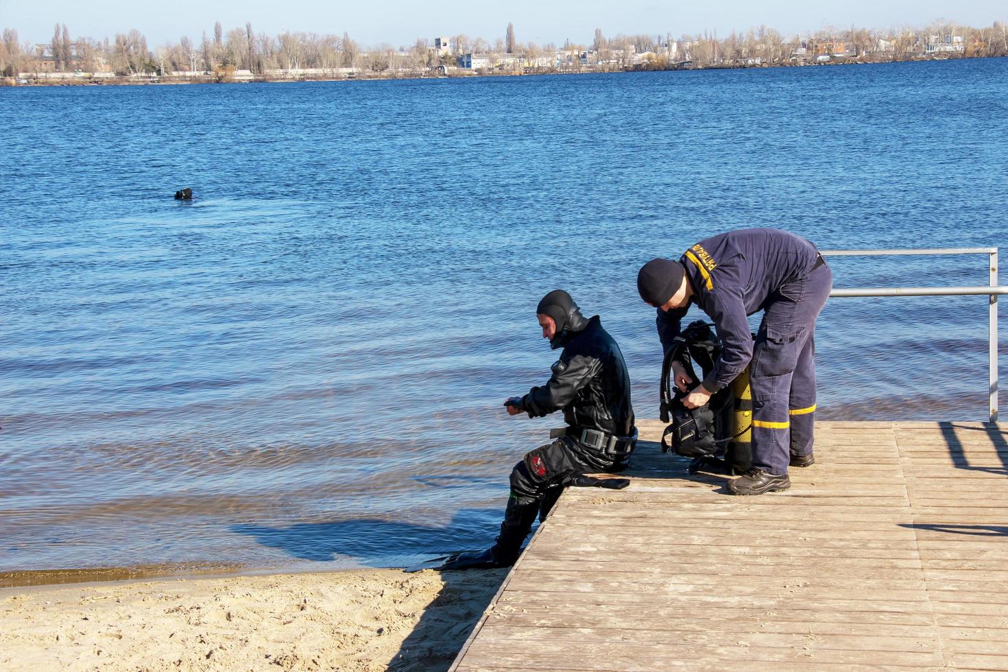 dnepropetrovsk, ucrania, río dnieper - 02.21.2022 buzo profesional cerca de la costa del río. buceo comercial. invierno. foto