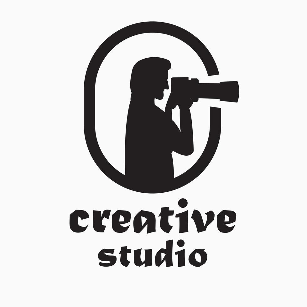 plantilla de diseño de logotipo de estudio creativo de silueta de fotógrafo. logotipo de estilo sencillo. vector de ilustración de fotógrafo