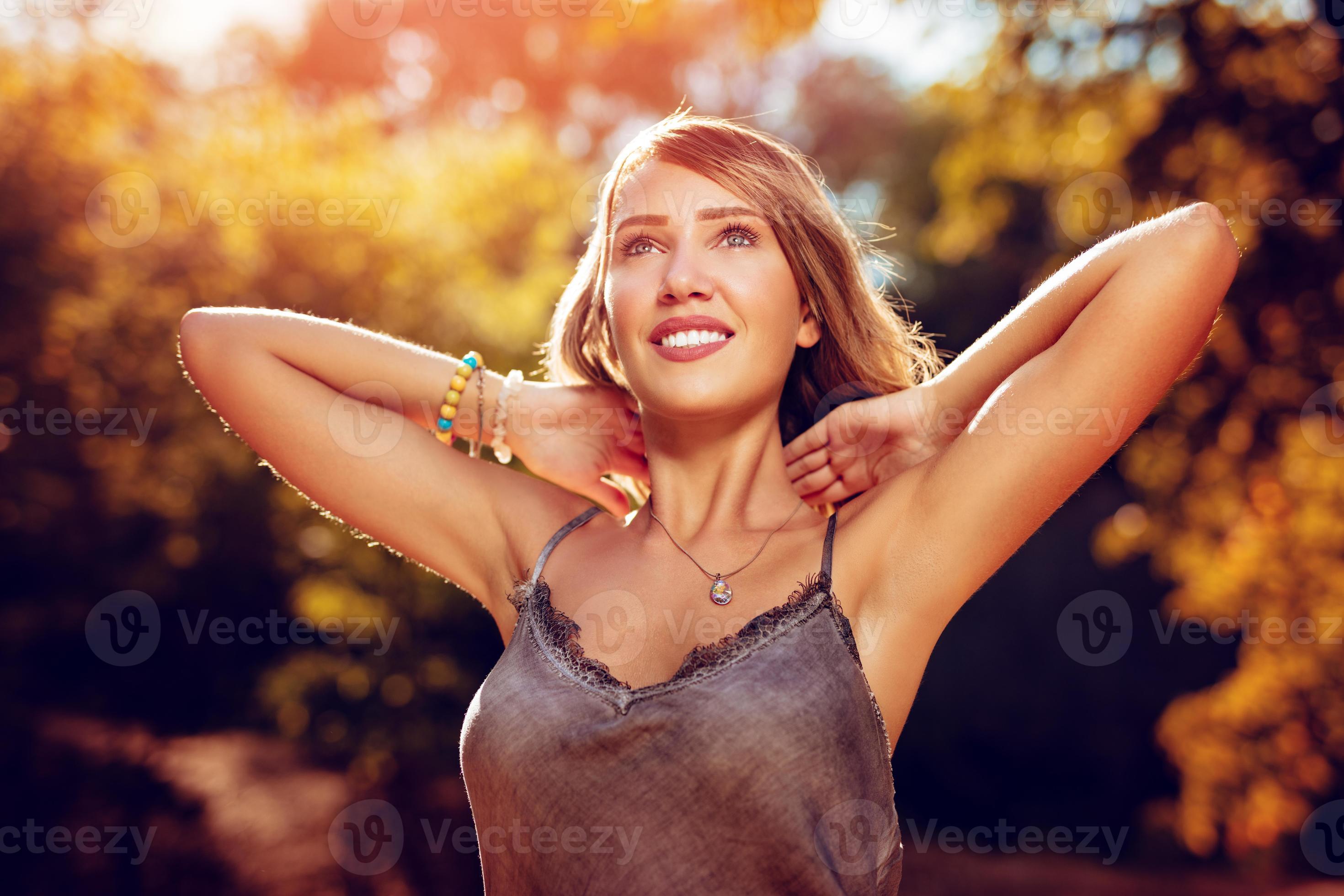 mujer fitness morena se encuentra al aire libre en ropa deportiva