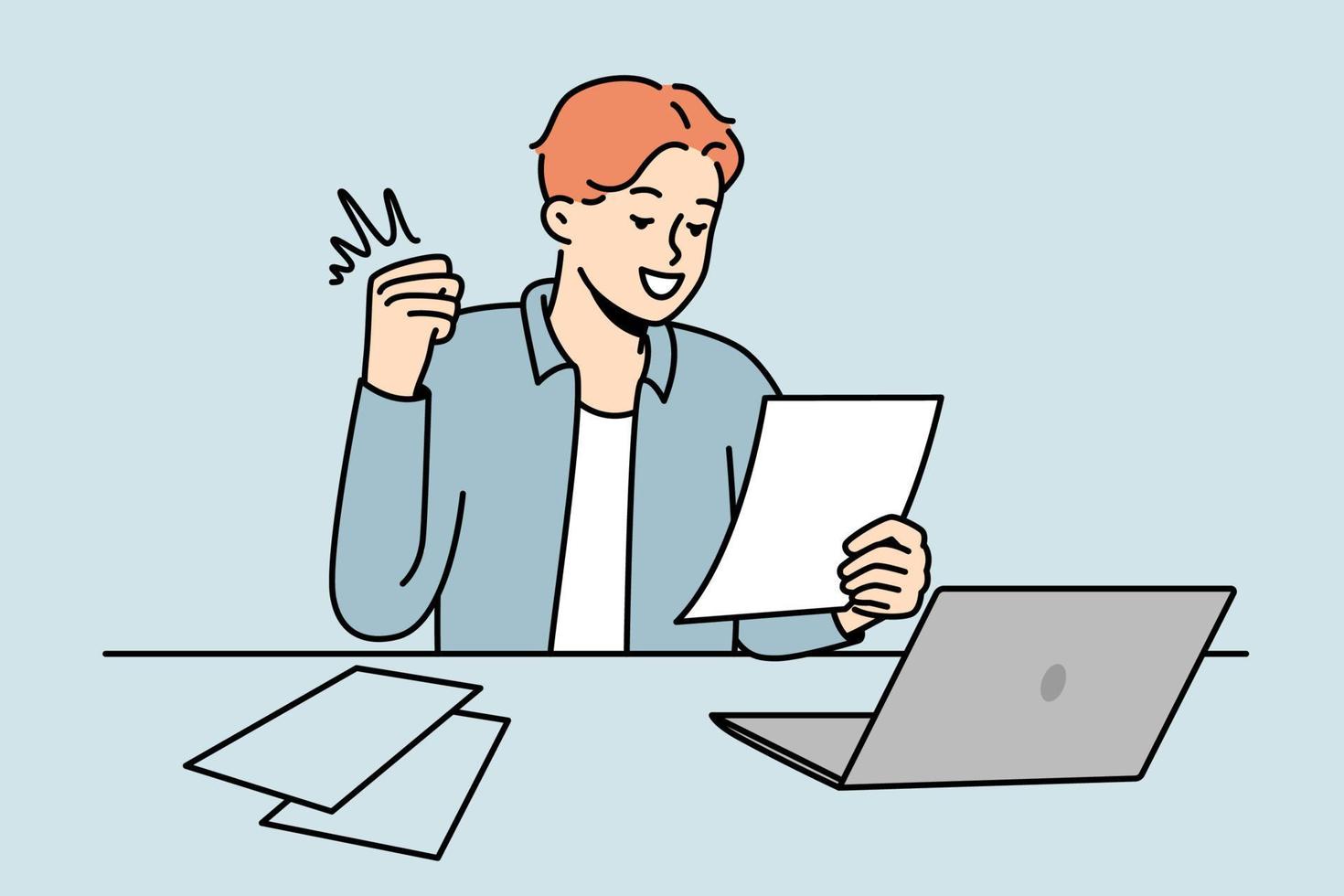 un joven sonriente se sienta en el escritorio trabajando en una computadora emocionado con buenas noticias en una carta. el tipo feliz celebra la promoción o gana la notificación en el papeleo. ilustración vectorial vector