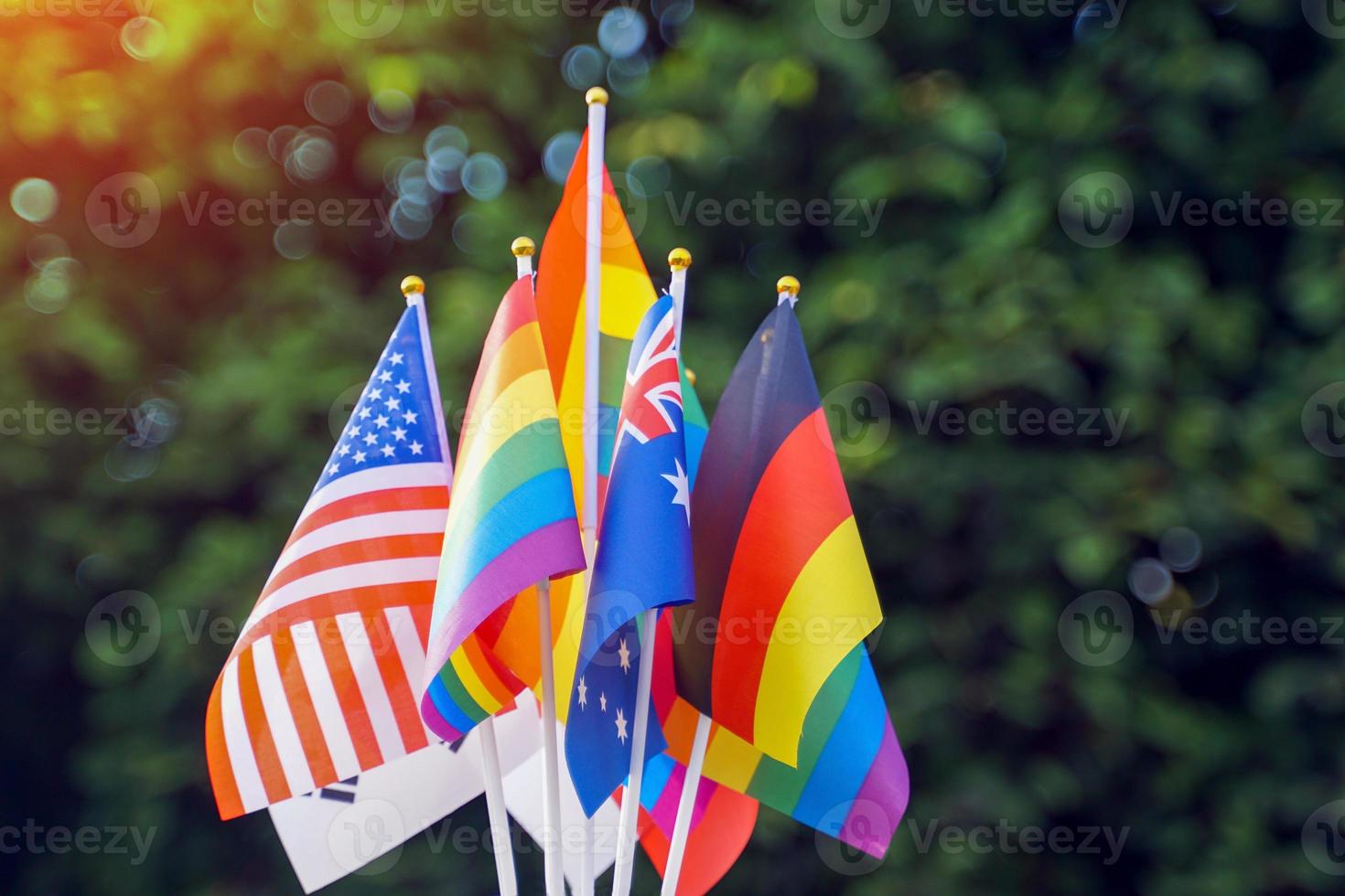 banderas del arco iris y banderas nacionales de muchos países unidos como uno solo para representar el símbolo de las personas lgbt en todos los rincones del mundo y el orgullo transgénero y los movimientos sociales lgbt. foto