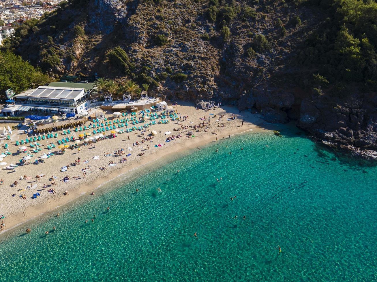 la mundialmente famosa playa de alanya cleopatra. foto aerea de la playa. increíbles vacaciones de verano