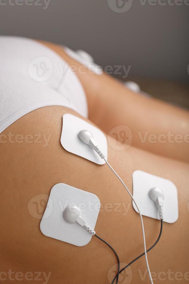 Masaje estimulante con electrodos de glúteos y piernas a domicilio. foto