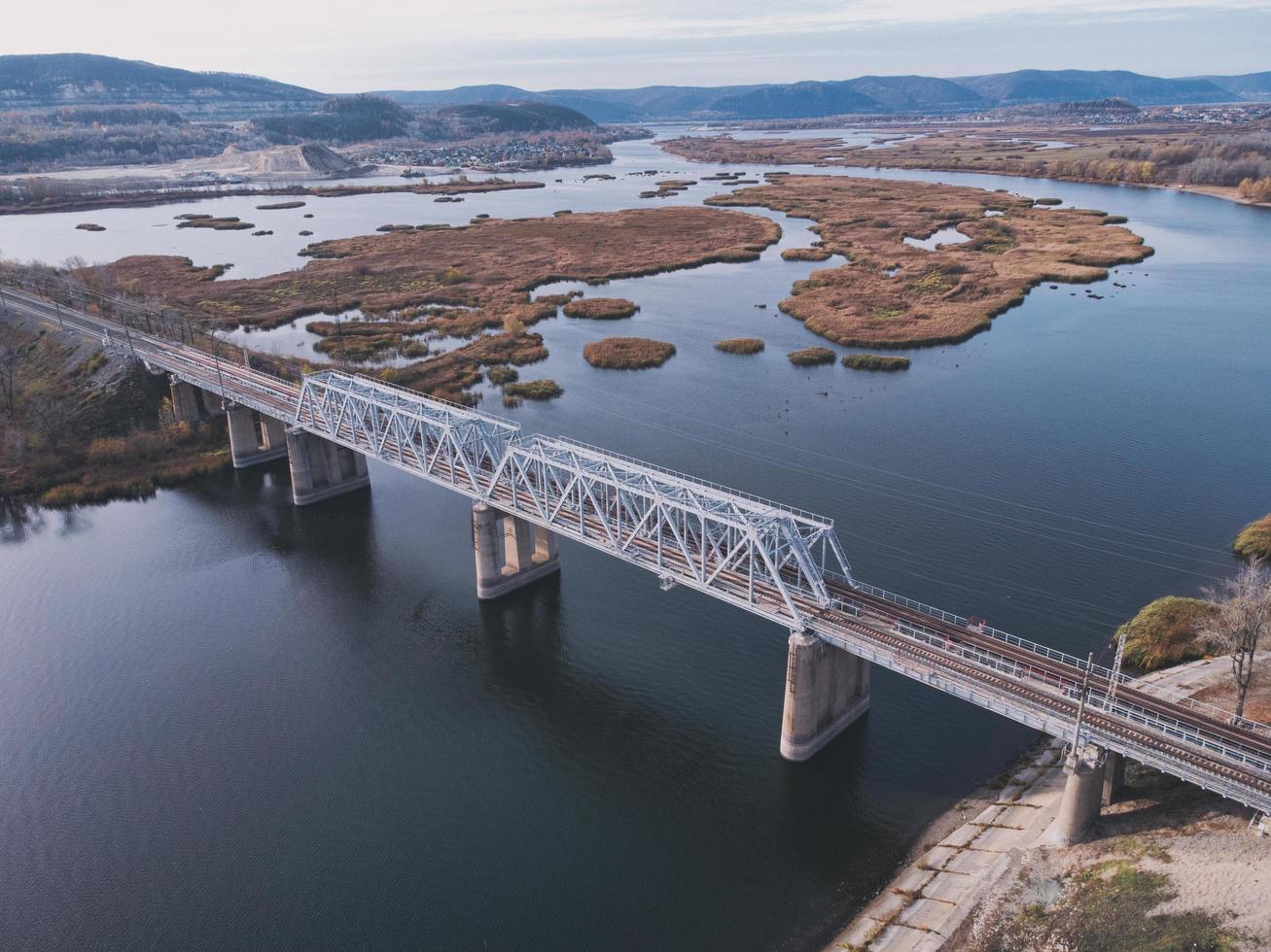 vista aérea del puente ferroviario a través de los prados de agua. foto