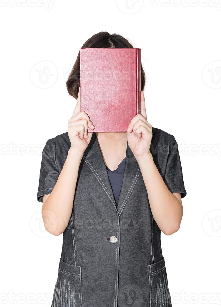 mujer joven de pelo corto sosteniendo un libro rojo foto