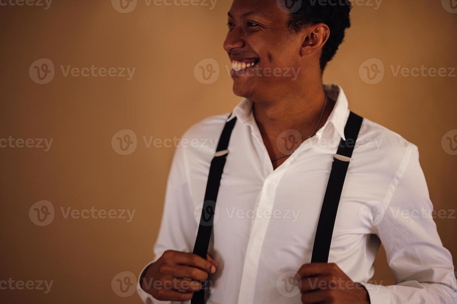 joven con camisa blanca sonriendo foto