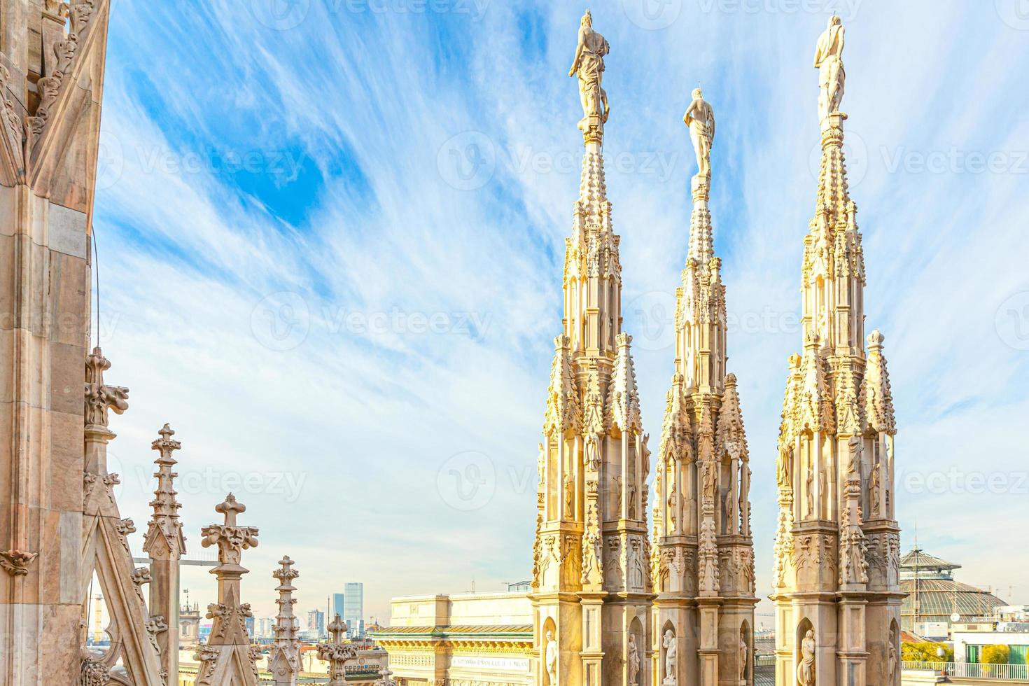 techo de la catedral de milán duomo di milano con agujas góticas y estatuas de mármol blanco. principal atracción turística en la plaza de milán, lombardía, italia. vista panorámica de la antigua arquitectura gótica y el arte. foto