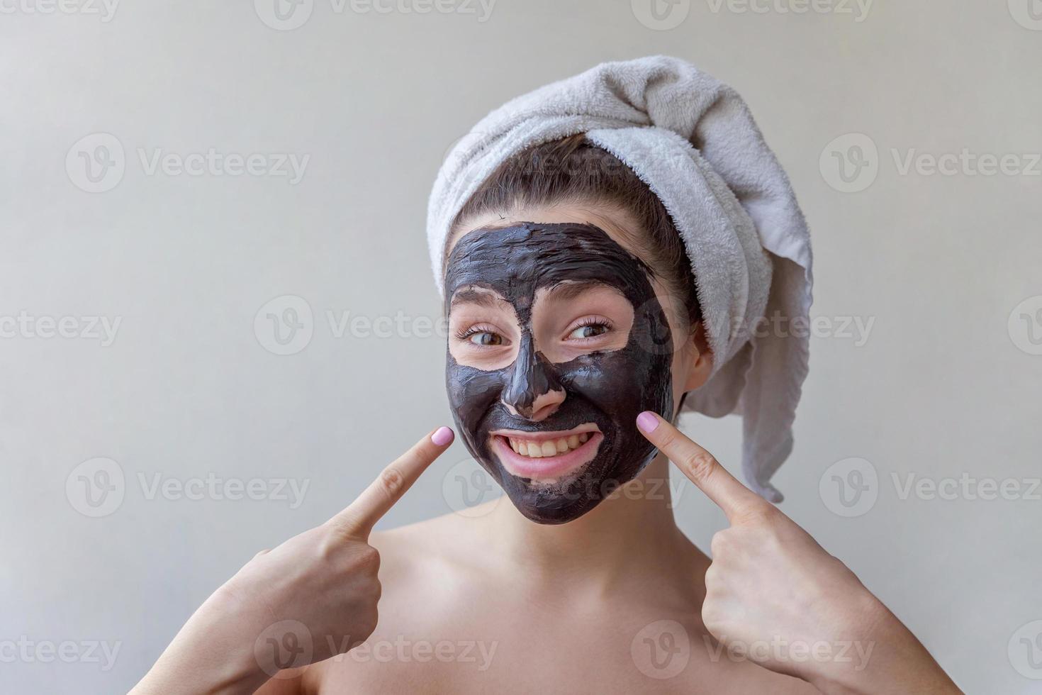 mujer aplicando mascarilla nutritiva negra en la cara foto