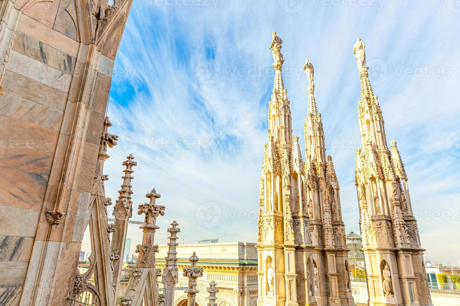 techo de la catedral de milán duomo di milano con agujas góticas y estatuas de mármol blanco. principal atracción turística en la plaza de milán, lombardía, italia. vista panorámica de la antigua arquitectura gótica y el arte. foto