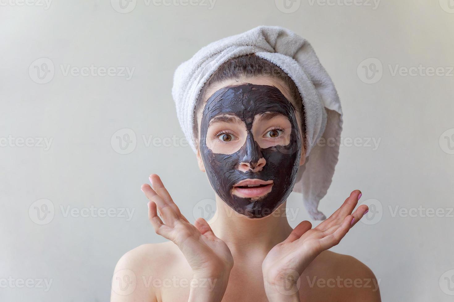 mujer aplicando mascarilla nutritiva negra en la cara foto