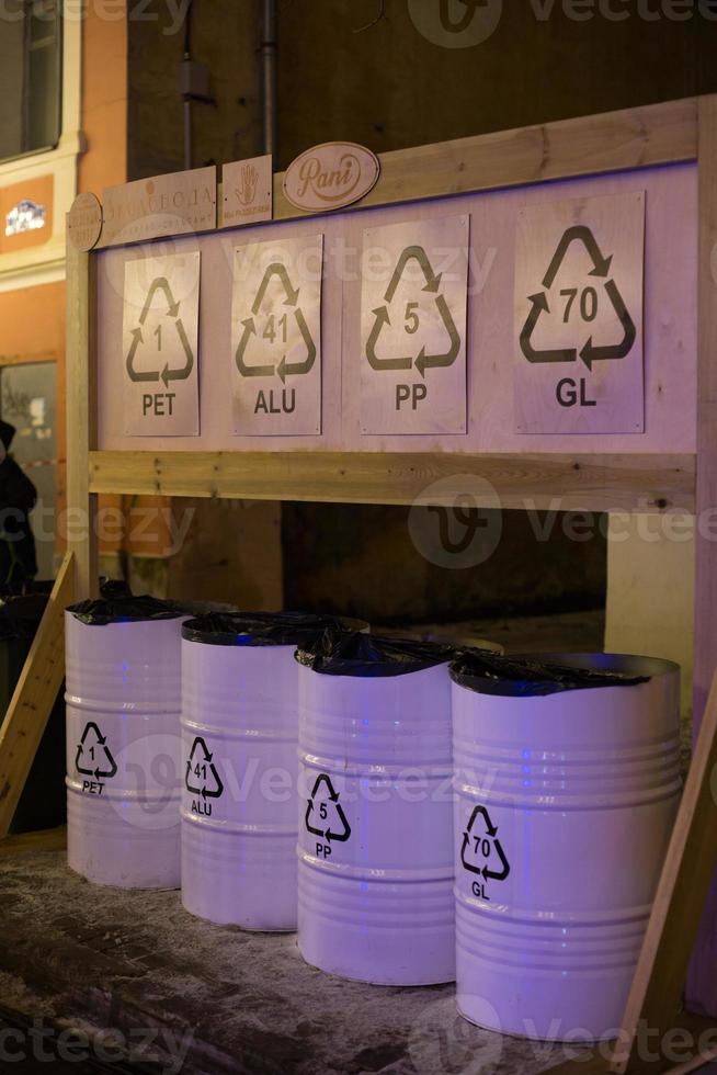 kaluga, rusia 18 de diciembre de 2020. Contenedores de barriles metálicos para la recogida selectiva y clasificación de basura en la calle. advertencia ambiental foto