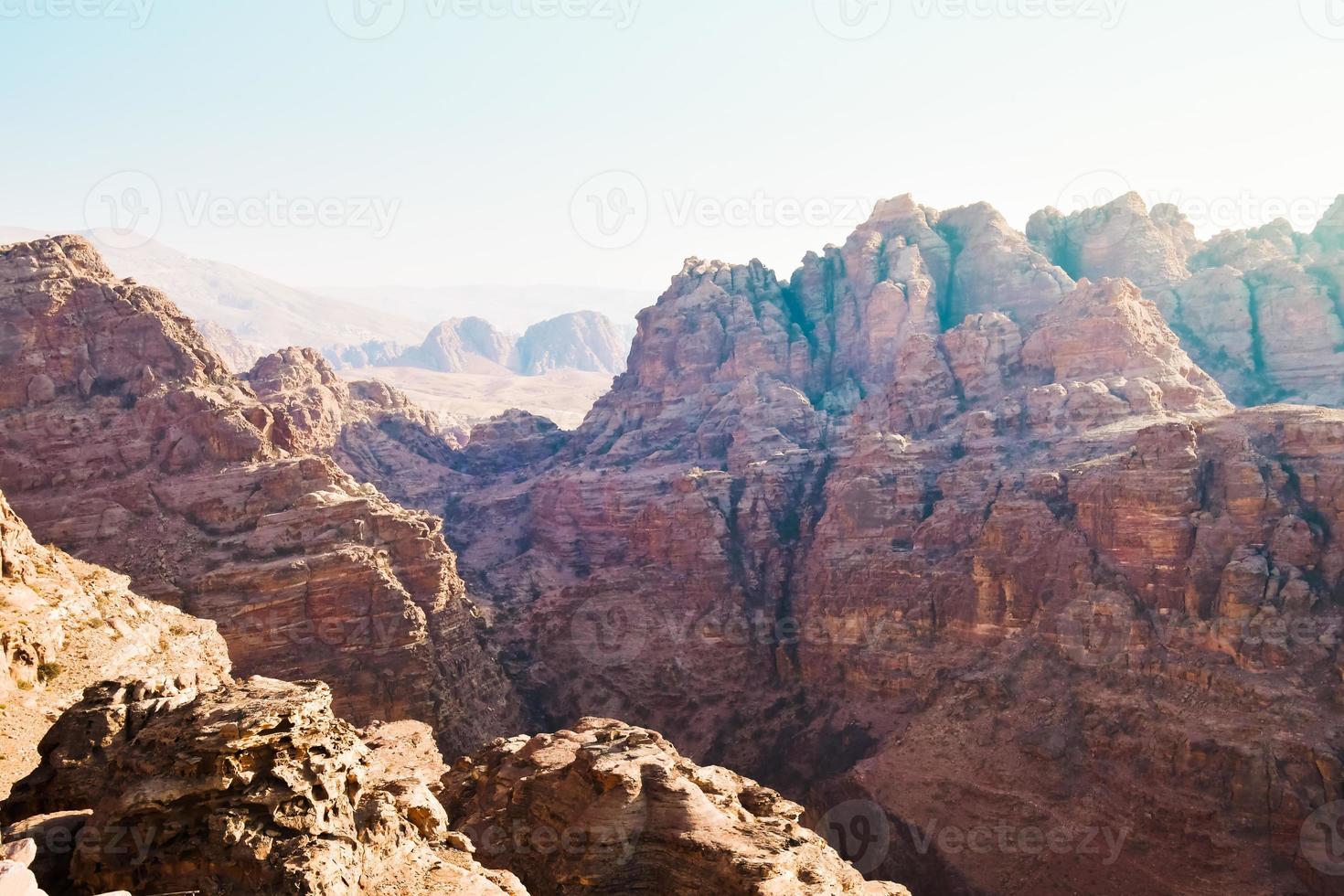 panorama de wadi araba desde el punto de referencia de petra. montañas escénicas formaciones rocosas en jordania oriente medio foto